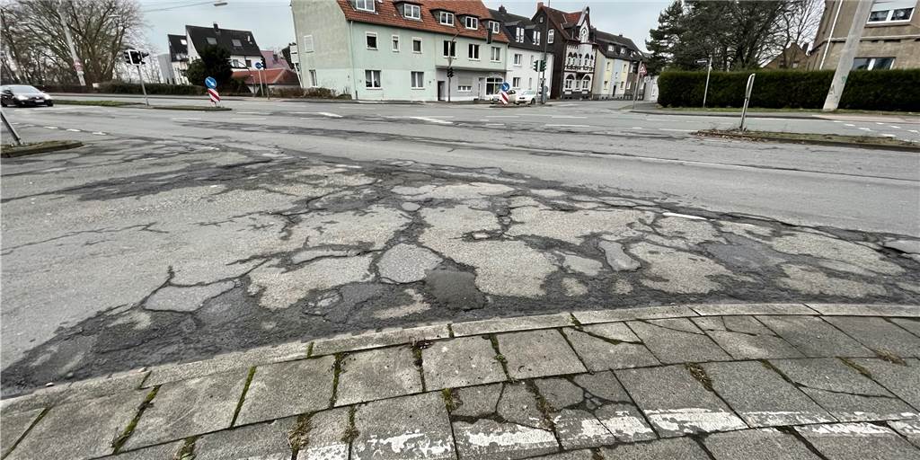 Bürgerbeteiligung Altstadtring in Castrop: Wie ist der Stand der Dinge? Die Fahrbahndecke des Altstadtrings ist kaputt. Die Sanierung hat Straßen.NRW erstmal zurückgestellt. Zuerst muss die Planung zur Umgestaltung abgeschlossen sein. Aber wann?