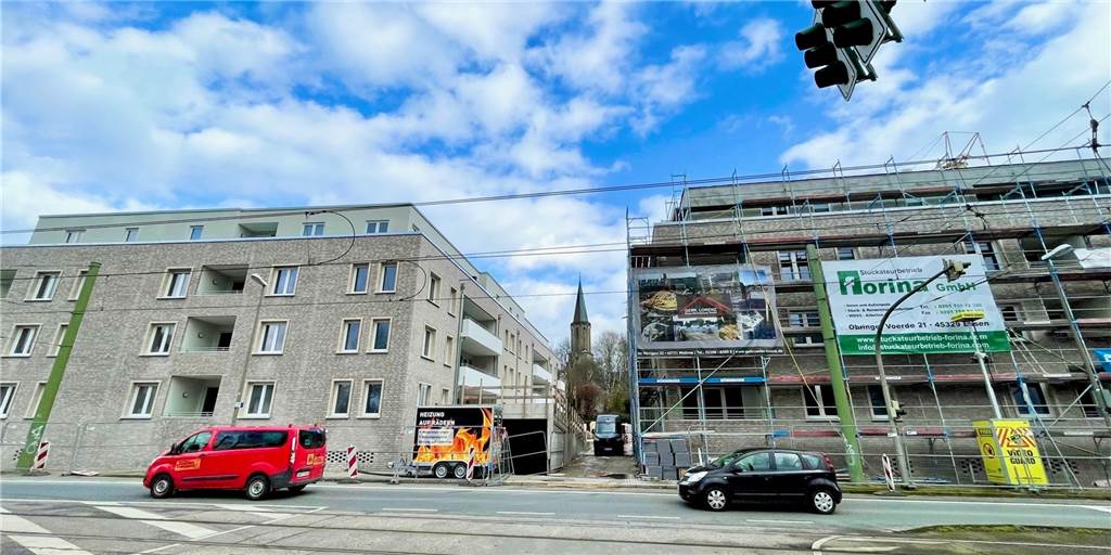 Stellplätze sparen leicht gemacht: Droht an Neubauten jetzt das Parkplatz-Chaos? In Sichtweite der Großen Kirche entstehen Mehrfamilienhäuser. Aber wie sieht es mit den Parkplätzen aus?