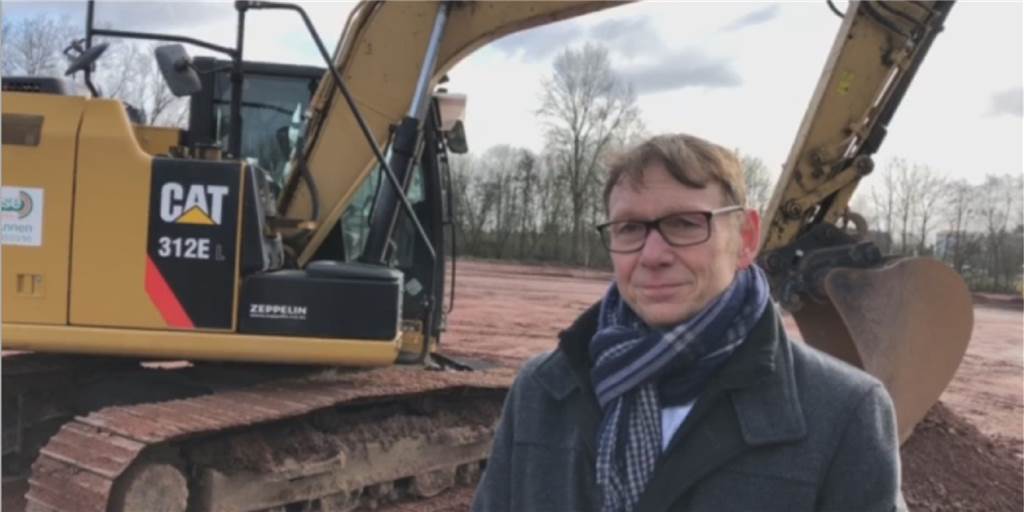 Bürgermeister im Video: „Ohne Fördermittel hätte es noch keinen Kunstrasen im Dahl gegeben“ Bürgermeister Lothar Christ freut sich, dass der Baustart für den neuen Kunstrasenplatz im Dahl in Werne erfolgt ist. Ohne Fördermittel des Bundes hätte man noch länger darauf warten müssen, erklärt Christ.