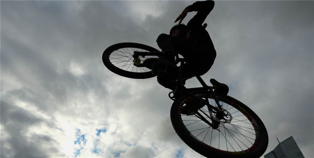 Hoch und weit fliegen - Stadt Olfen plant Bikepark mit viel Qualität Hoch und weit fliegen - in speziellen Bikeparks ist das möglich. Jetzt will auch die Stadt Olfen ein entsprechendes Angebot schaffen.