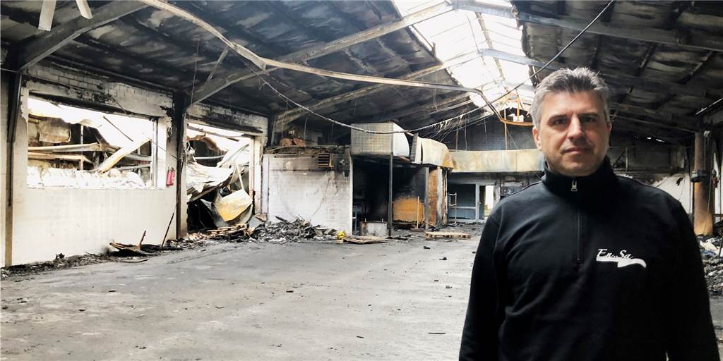 Unternehmer-Trost nach dem Großbrand: „Enzo, ich weiß, wie du leidest“ Enzo Samele in der vom Feuer zerstörten Werkshalle: "Es tut einfach nur weh."