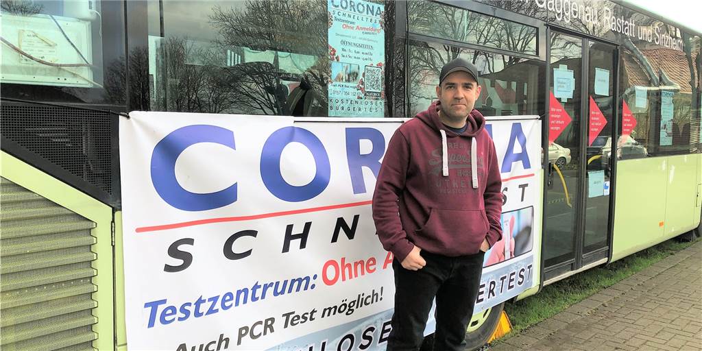 Für viel Geld hat Mathias Menkhoff einen alten Linienbus gekauft und ihn in eine Corona-Teststelle umgewandelt.