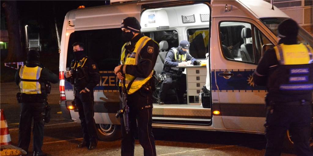 Angriffe auf Polizisten: Wie oft passiert das in Dortmund? Bei einer Verkehrskontrolle am Dortmunder Wall ist dieser Polizist mit einer Maschinenpistole zu sehen gewesen, um potentielle Angreifer abzuschrecken.