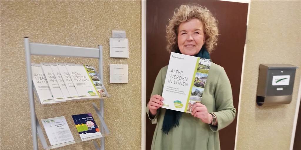 Älter werden in Lünen: Wegweiser bald wieder auf dem neuesten Stand Annette Goebel mit dem bisherigen Wegweiser für Senioren, der weiter nachgefragt wird. In diesem Sommer erscheint eine neue Auflage, komplett überarbeitet.