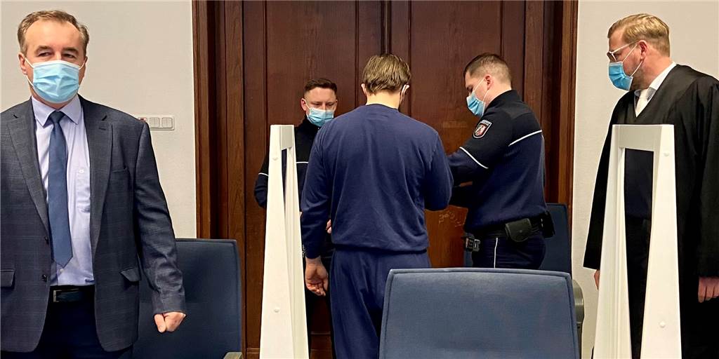 Schockanruf bei Rentnerin: „Papa hat einen tödlichen Unfall gebaut“ Der Angeklagte zwischen Verteidiger Marcus Herberholz und Dolmetscher Andreas Gierczuk.