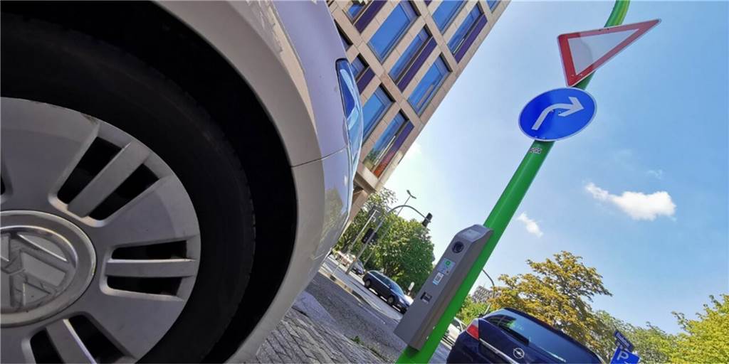 Laternen als Ladestationen: Warum gibt es das nicht auch in Lünen? Dortmund soll bis September mehr als 300 Lade-Laternen für E-Autos bekommen wie hier an der Elisabethstraße. Zu erkennen sind sie an der hellgrünen Farbe. In Lünen suchen Stromer so etwas vergeblich.
