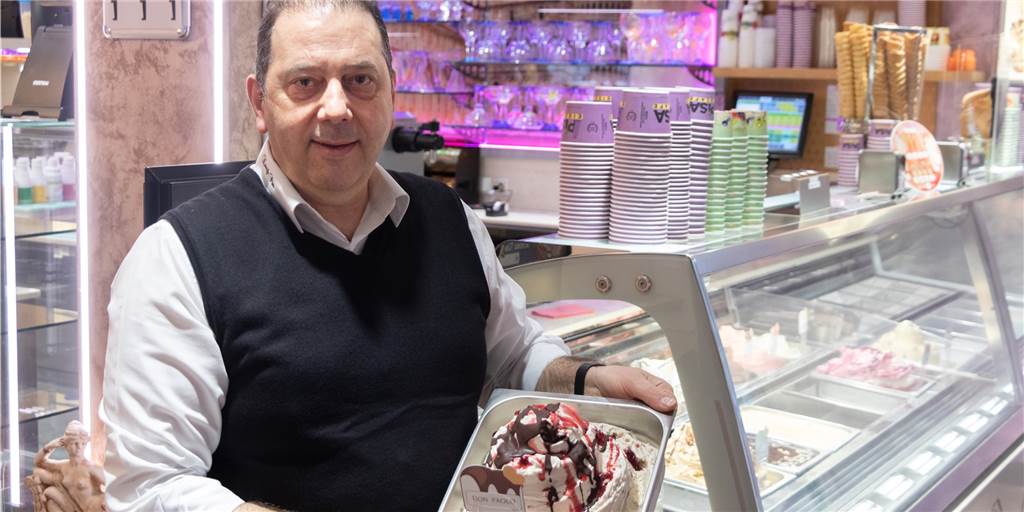 Eis-Saison in Kirchhellen trotz schlechten Wetters gestartet Das lange Warten hat ein Ende: Das Eiscafé Pisa von Paolo Fini startet nach rund vier Monaten Winterpause in die neue Saison.