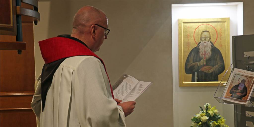 Ikone „Vater der Armen“ gesegnet - Pater äußert sich zum Missbrauchsskandal Pater Christophorus Goedereis hat die Ikone von Anicet Koplin gesegnet. Acht Jahre lang war der Kapuzinerpater als Seelsorger in Werne tätig. Im Segnungsgottesdienst kommentiere Goedereis auch den aktuellen Missbrauchsskandal in der katholischen Kirche.