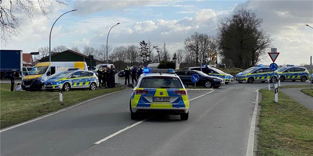 Ahauser Tischler Menker wütend: Einbrecher baut Unfall mit Firmenbulli An einem Kreisverkehr in Spelle endete die Fahrt des 19-jährigen Ahausers und seiner 16-jährigen Begleiterin. Wie hoch der Schaden an dem Firmenbulli ist, wird aktuell noch geklärt.