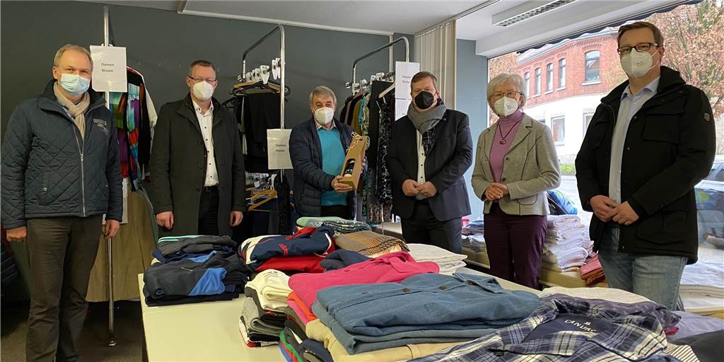 Nach zwei Jahren: Sozialkaufhaus ist zurück in Herbern - Bedarf ist groß Vertreter der Caritas, Bürgermeister Thomas Stohldreier (3.v.r.) und Bastian Meier (r.) aus der Gemeindeverwaltung gratulierten Hubert Schumacher (3.v.l.) und Maria Schumacher (2.v.r.) zum Neustart an der Südstraße.