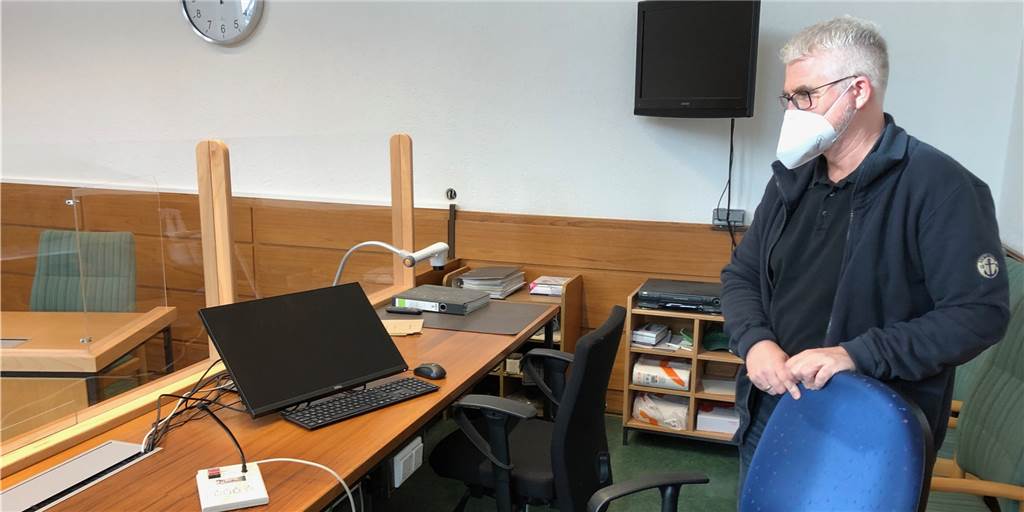 Amtsgericht Schwerte: Verhandlungsräume digitaler und Video-Konferenzen mit Rechtsanwälten Ansgar Heithoff, Direktor des Amtsgerichts Schwerte, in einem Verhandlungsraum.