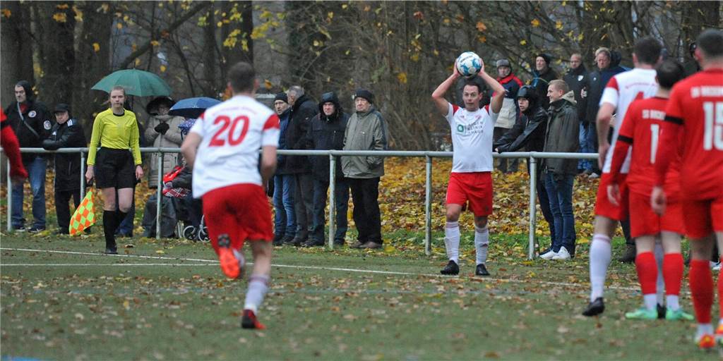 „Frauen an den Herd“: Macho-Sprüche kosten Landesliga-Klub 1000 Euro Vom Spielfeldrand aus haben Zuschauer offenbar die Schiedsrichter-Assistentin beleidigt.