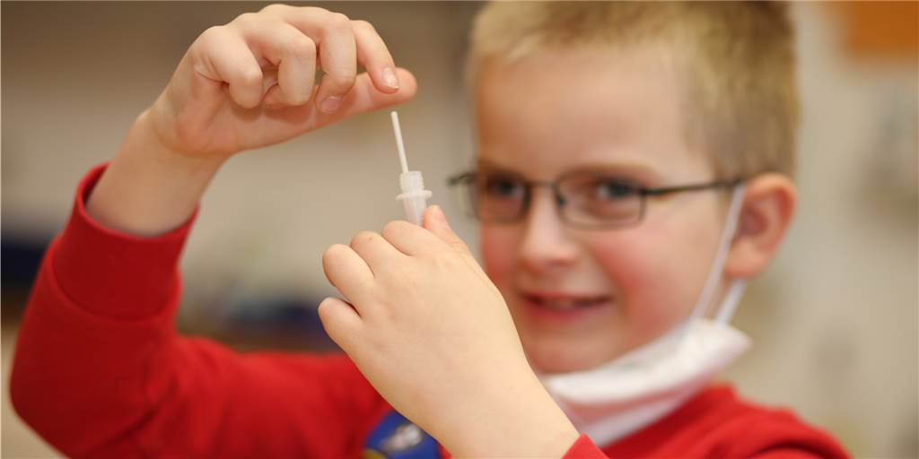Positiver Schnelltest im Klassenraum: Trauma für ein Grundschulkind? Nach einem positiven PCR-Pooltest-Ergbenis wird ein Schnelltest in den betroffenen Klassen durchgeführt.