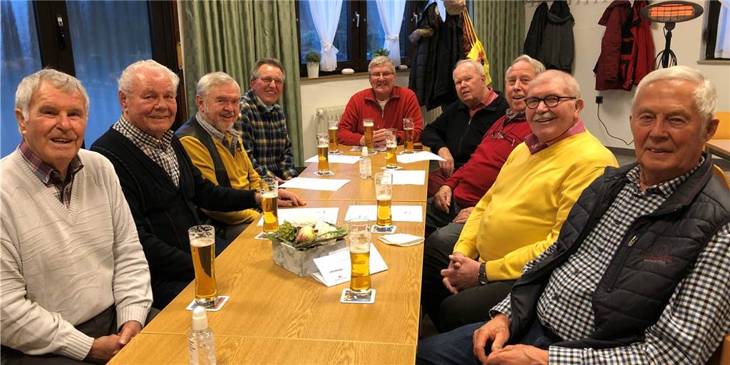 Ärger in Husen: Geboosterte Männer-Gymnastikgruppe verweigert Corona-Test Diese Herren aus Husen und Kurl möchten eigentlich Sport treiben, treffen sich momentan aber nur auf ein Bier in der Gastronomie der Gartenanlage Loheide, weil sie für den Sport einen Corona-Test absolvieren müssten, und das lehnen sie ab
