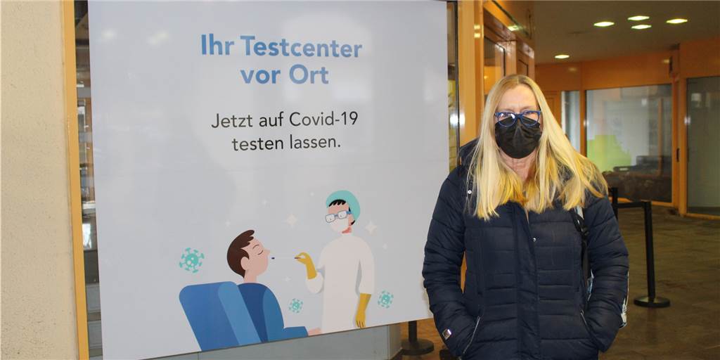 Mutter und Tochter am Testzentrum abgewiesen: „Ein bisschen Empathie kann man erwarten“ Gaby Pape vor dem Testzentrum, dass ihre Mutter zurück gewiesen hat.