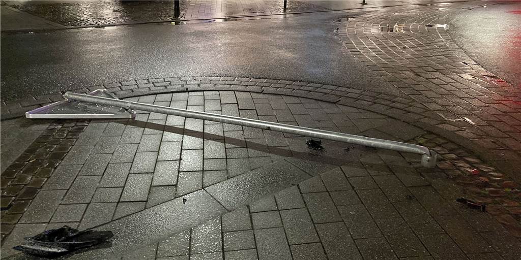Kurios: Verkehrsschild am Postplatz zweimal hintereinander umgefahren Zweimal kurz hintereinander lag das "Vorfahrt achten"- Schild am Rande des Postplatzes umgefahren auf dem Pflaster.