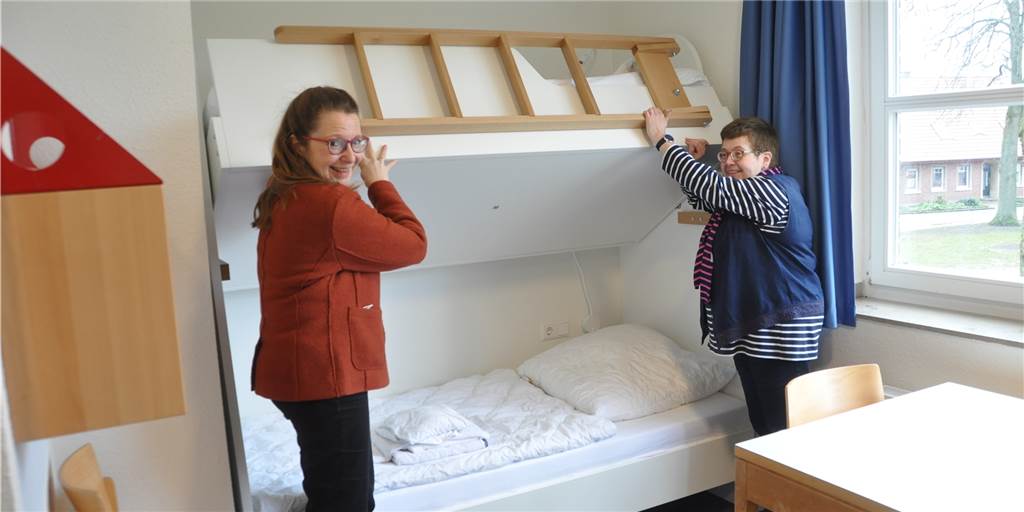 Neuer Glanz in der Landesmusikakademie kostet 1,9 Millionen Euro Akademie-Direktorin Antje Valentin (l.) und Bibliotheksleiterin Sabine Lahl zeigen, wie sich aus den Doppelstock-Betten bei Bedarf ein Einzelzimmer bauen lässt.