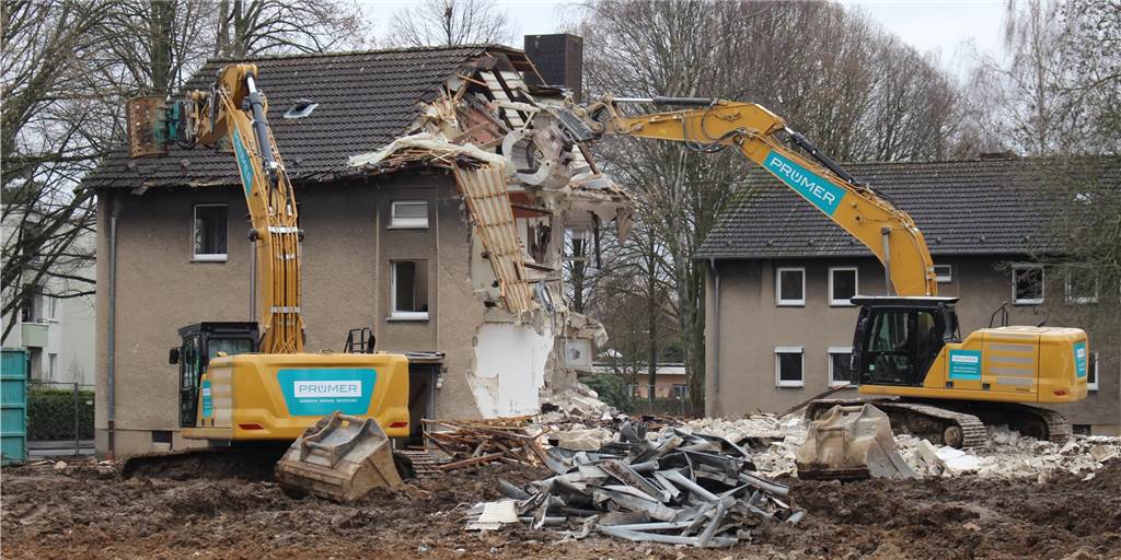 Neubauten in Planung: Acht Häuser aus dem Jahr 1958 werden abgerissen Zwei Bagger machen die alten Wohnhäuser dem Erdboden gleich.