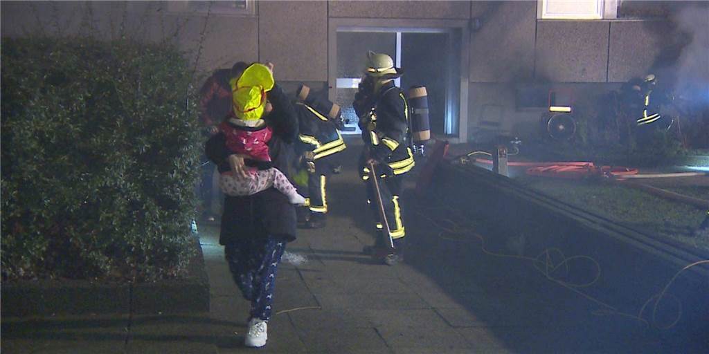 Video und viele Fotos: Feuerwehr rettet 20 Bewohner bei Brand in Dortmund Das Wohnhaus musste geräumt werden. Insgesamt 50 Feuerwehrleute und 10 weitere Rettungskräfte waren im Einsatz.