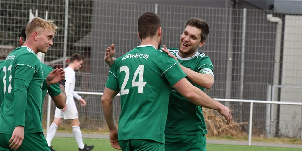 Testspiele: Vorwärts mit Spektakel, Stadtlohn kassiert halbes Dutzend Vorwärts Epe-Kapitän Justin Bauer (r.) jubelt hier mit Torschütze Konstantin Gleis.