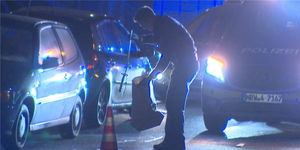Ein Polizist sichert einen verdächtigen Gegenstand - augenscheinlich eine vermeintliche Stichwaffe.