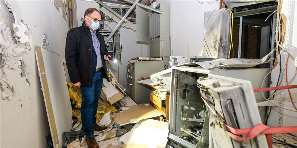 Eine Frage der Sicherheit: Weiteren Sparkassen-Filialen droht das Aus Stefan Fokken, Sprecher der Sparkasse Vest, zeigt, welche Verwüstung die Sprengung des Geldautomaten Ende Dezember 2021 in der Filiale in Recklinghausen-Suderwich hinterlassen hat.