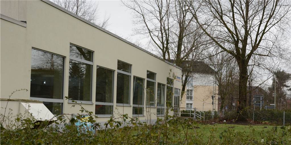 Die Schwimmhalle am Sandforter Weg soll für mindestens drei Millionen Euro saniert werden.