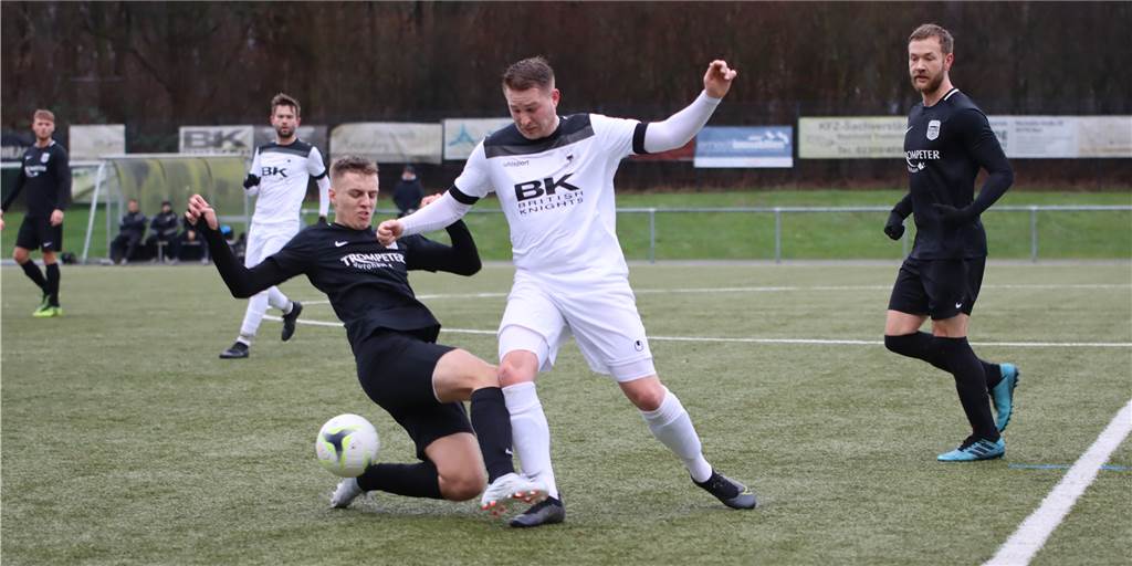 Das macht Mut – die beste Halbzeit der Saison gelingt bei der Generalprobe Setzte in der ersten Halbzeit viele gute Akzente: Waltrops Marvin Hübenthal (r.), hier im Zweikampf mit Fabian Manns.