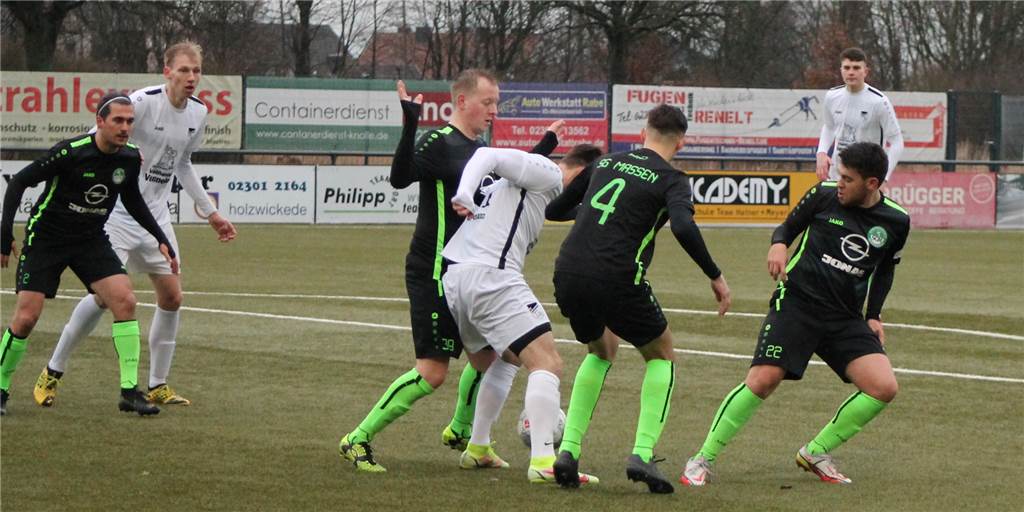 Clevere SG Massen gewinnt packendes Tor-Spektakel gegen große Nordkirchener Massens Dennis Idczak - hier im Zweikampf mit Nordkirchens Marcel Stiepermann - setzte sich zusammen mit Dario Ernst (4) und Jose Miguel Rodriguez Toquero (22) mit 4:3 im Testspiel durch.