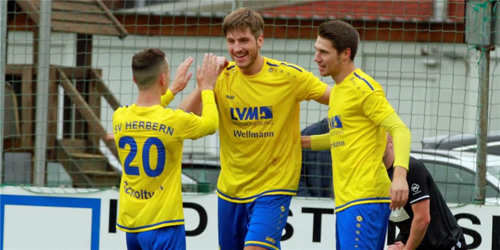 SV Herbern brilliert im Sechs-Punkte-Spiel - ein Spieler stach heraus Gleich drei Mal konnte man am Sonntag beim SV Herbern jubeln. Auch Julian Trapp (M.) war erfolgreich.