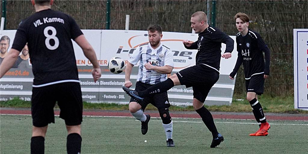 Zwei Corona-Ausfälle - aber VfK Weddinghofen gewinnt mit Rabona-Trick Kamens Tim Schemmer klärt hier im Testspiel vor dem heranstürmenden Ufuk Civak vom VfK Weddinghofen. Die Bergkamener gewann das Match knapp.