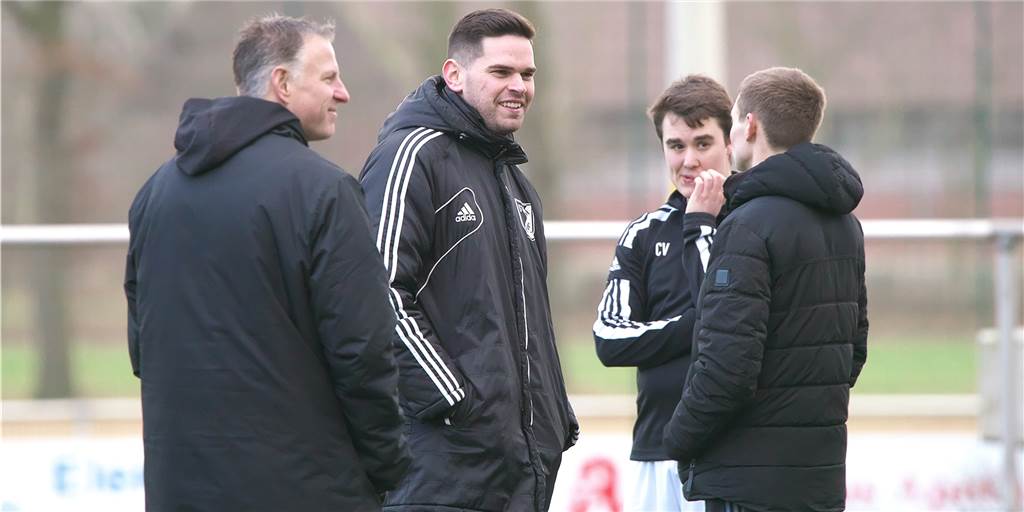 „Habe ich noch nicht erlebt“: Kurioser Spielabbruch lässt Trainer verwirrt zurück Erlebten einen ziemlich merkwürdigen Sonntagnachmittag: Michael Homann (l.) und die Mannschaft des SV Lippramsdorf II.