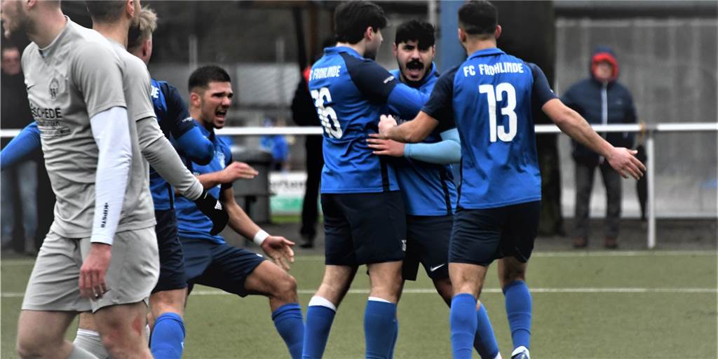 Erstes Pflichtspiel für Trainer Rammel geglückt: FC Frohlinde feiert Überraschungssieg Alihan Kurgans Mitspieler freuen sich mit ihm (2.v.r.) über seinem 2:1-Treffer.