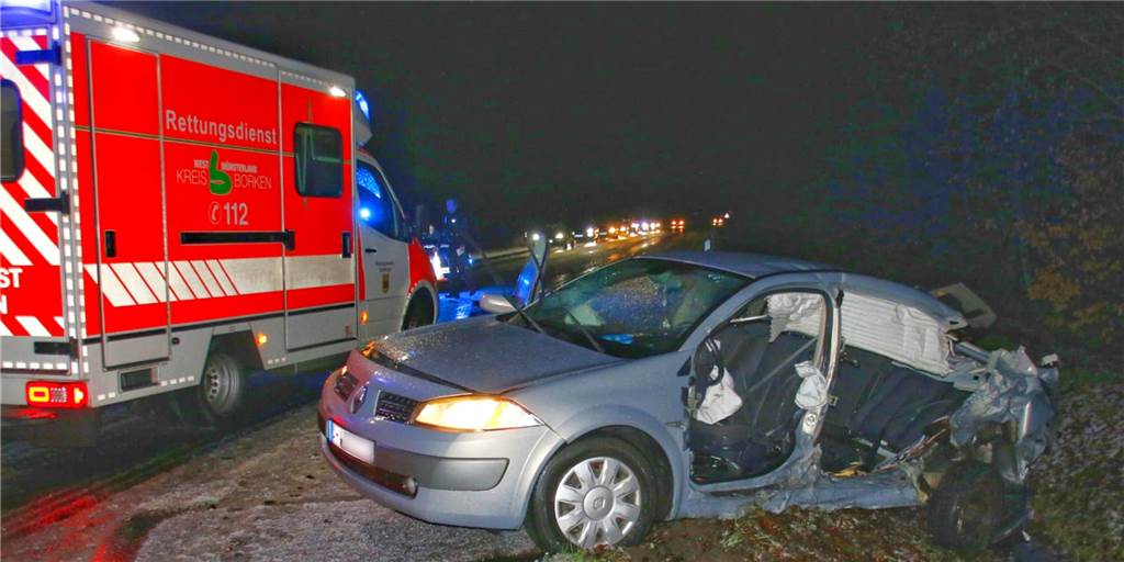 Zwei Verletzte bei Unfall auf schneeglatter Fahrbahn zwischen Wüllen und Stadtlohn Das Fahrzeug des Stadtlohners wurden bei den Zusammenstoß völlig zerstört.