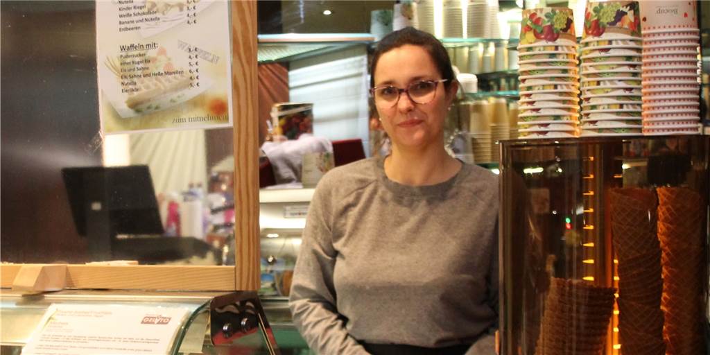 Eis-Saison in Herbern öffnet: Frusteis schmeckt auch bei Schmuddelwetter „Ich bin Eisverkäuferin aus Leidenschaft und freue mich riesig, dass die Winterpause vorbei ist“, sagt Nathalie Sulkowski.