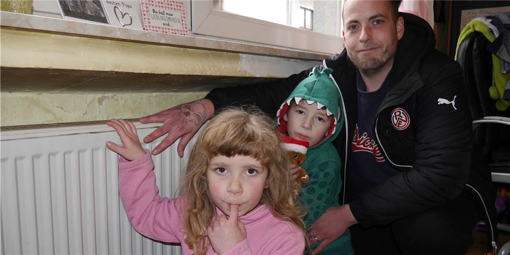 Kühlschrank-Wohnung der Familie Peters: Jetzt schalten sich die Behörden ein Seit mehr als acht Monaten sind alle Heizkörper in der Wohnung von (v.l.) Mara (5), Fabian (8) und Alexander Peters eiskalt.