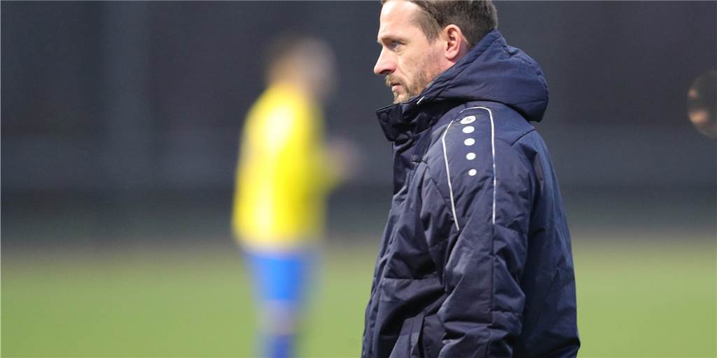 Stammkräfte auf der Bank - SV Herberns Trainer Benjamin Siegert trifft schwere Entscheidungen Benjamin Siegert überraschte mit seiner Aufstellung am Wochenende.