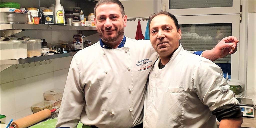 Pizzeria-Inhaber Aldo Rifati (r.) freut sich, dass er nun gemeinsam mit Konditor Simone Papasidero aus Neapel die sizilianischen Spezialitäten herstellt.