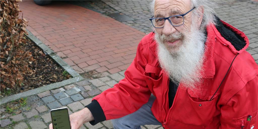 Sechs Stolpersteine sind an der Kirchstraße 38 in Südlohn verlegt. Den Weg dorthin und die Schicksale dahinter hat Franz-Josef Rickers mit den neuen Smartphone-App abgerufen.
