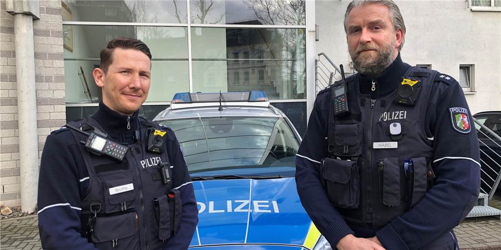 Polizisten-Morde: „Es kann jeden von uns zu jeder Zeit und an jedem Ort treffen“ Polizeihauptkommissar Dennis Brotte (l.) und Polizeioberkommissar Markus Häbel sind in Castrop-Rauxel im Streifendienst unterwegs.
