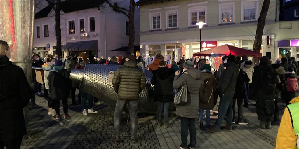 Re-Live-Video: Zwei Demos am Montagabend in der Schwerter Innenstadt