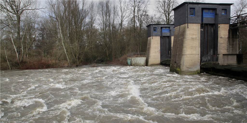 Regen treibt Wasserstände an Lippe und Bächen in die Höhe Der Regen vom Wochenende treibt die Pegel nach oben: Das Wasser schäumt und rauscht auch am Lippe-Wehr in Lünen-Beckinghausen.