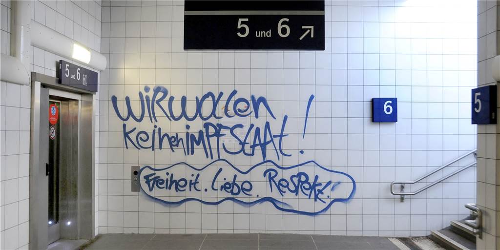 Impfgegner beschmieren Bahnhof mit Parolen: Fall für den Staatsschutz? Die frisch geflieste Wand am Ende der Unterführung zu den Gleisen im Bahnhof Schwerte wurde mit Parolen beschmiert.