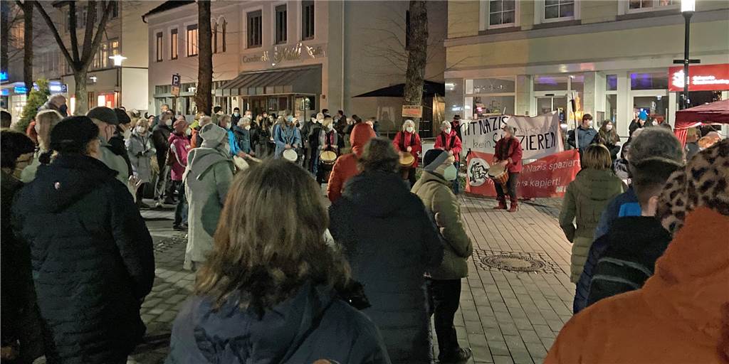 „Corona-Spaziergang“ und Gegendemo: Mehr als 200 Menschen in Schwerter City