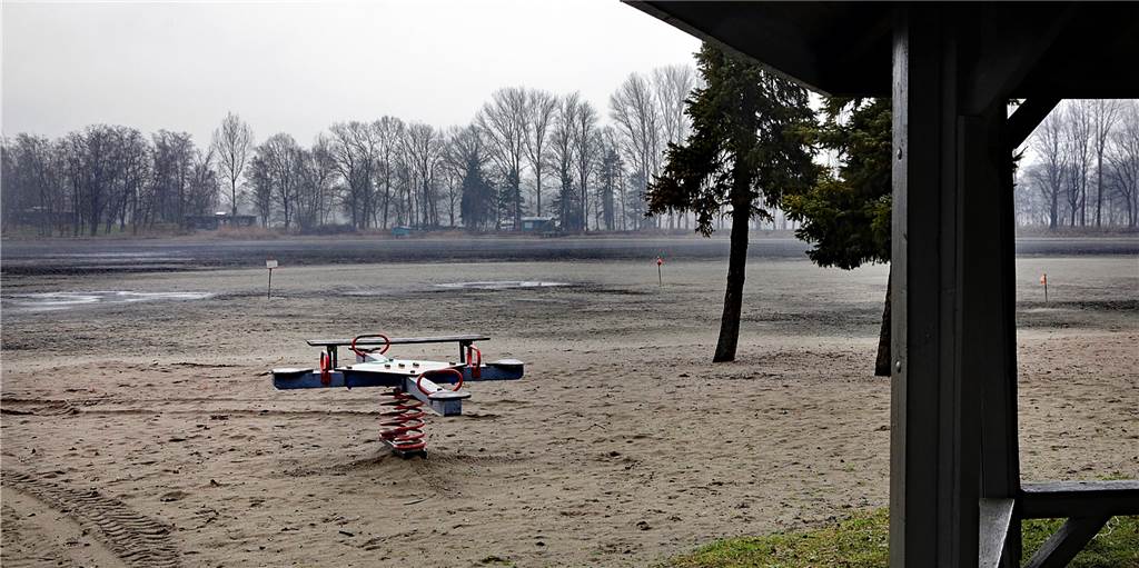Der Dülmener See in Haltern ist im Winter leer - aus Absicht Bietet zurzeit ein trostloses Bild: Der Dülmener See ist trockengelegt.