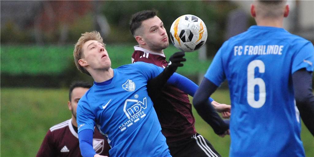 Enge Tabelle: Neun Teams kämpfen gegen den Abstieg - und die Castrop-Rauxeler sind mittendrin Im Tabellenkeller der Kreisliga A geht es hart her: Wie hier im Spiel zwischen dem FC Frohlinde II (blau) und der SG Victoria/Sportfreunde.