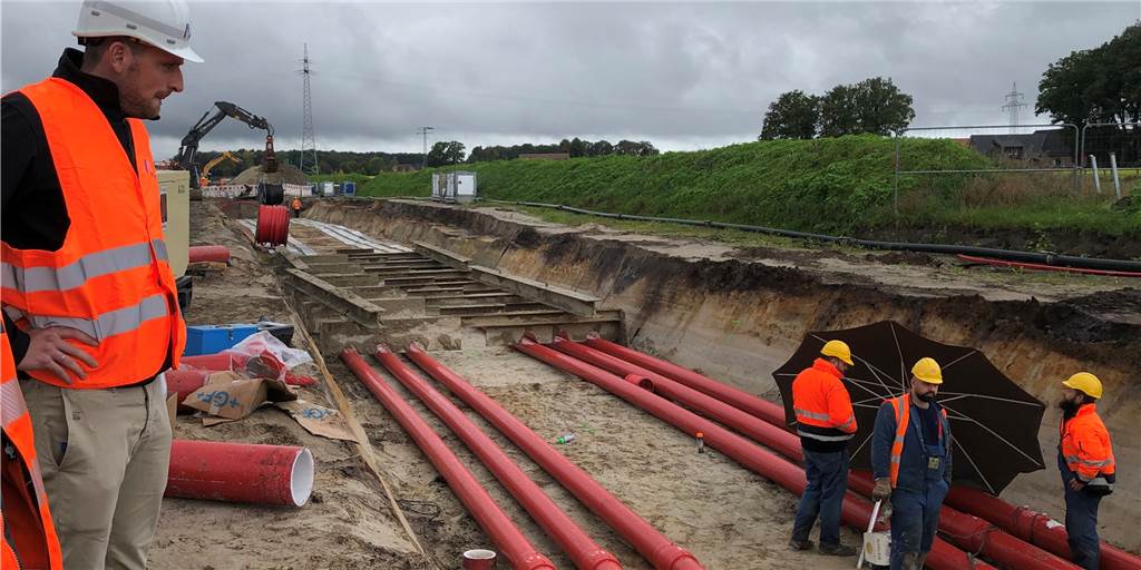 Energiewende: Stromtrasse reißt auch in Stadtlohn breiten Graben auf So könnte der Leitungsbau in Stadtlohn auch aussehen: Amprion-Projektsprecher Jonas Knoop 2021 an der Amprion-Baustelle in Legden.