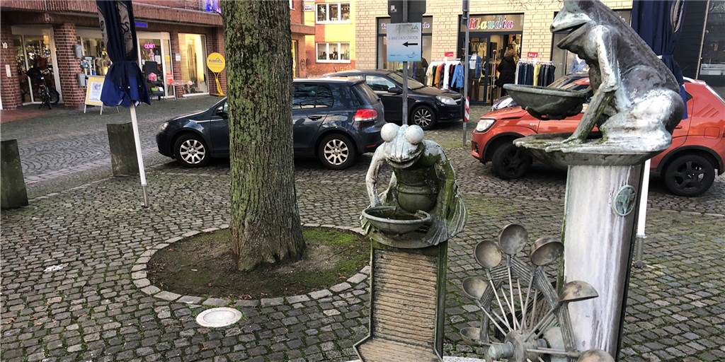 Planerin lobt „gute Stube, wenn nicht überall Autos stehen würden“ Die vielen parkenden Autos auf dem Froschbrunnenplatz, der „guten Stube" Raesfelds, störten Planerin Sonja Pack-Hast.