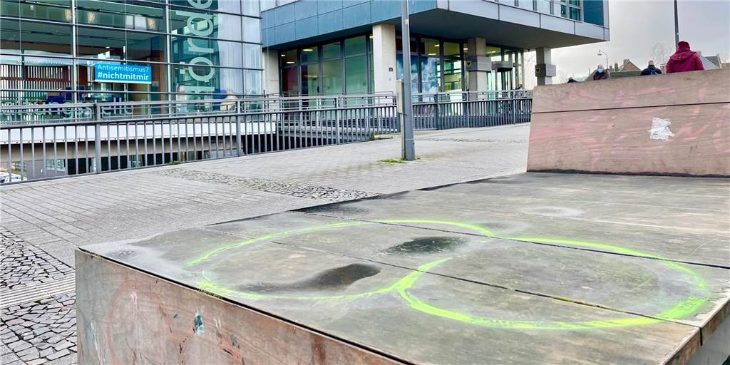 Blutige Messerstecherei schockt Dortmund: Polizei mit klarem Statement Auf dieser Bank lag einer der bei der Messerstecherei verletzten Jugendlichen. Die grüne Farbe zeigt die Stellen, an der die Blutflecke waren.