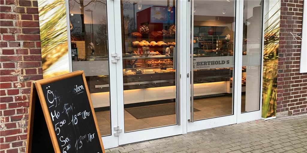 Einbruch in Selmer Bäckerei? Unbekannte werfen Gullideckel durch Glastür Nur wenige Stunden nachdem ein Gullideckelwurf die alte Glastür zerstörte, wurde sie schon durch eine neue Tür ersetzt. Nur die Aufschrift fehlt noch.